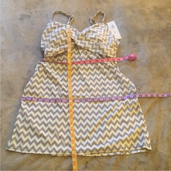 NWT Liz Lange Maternity gray and white chevron printed swim tankini Size M - Picture 9 of 9
